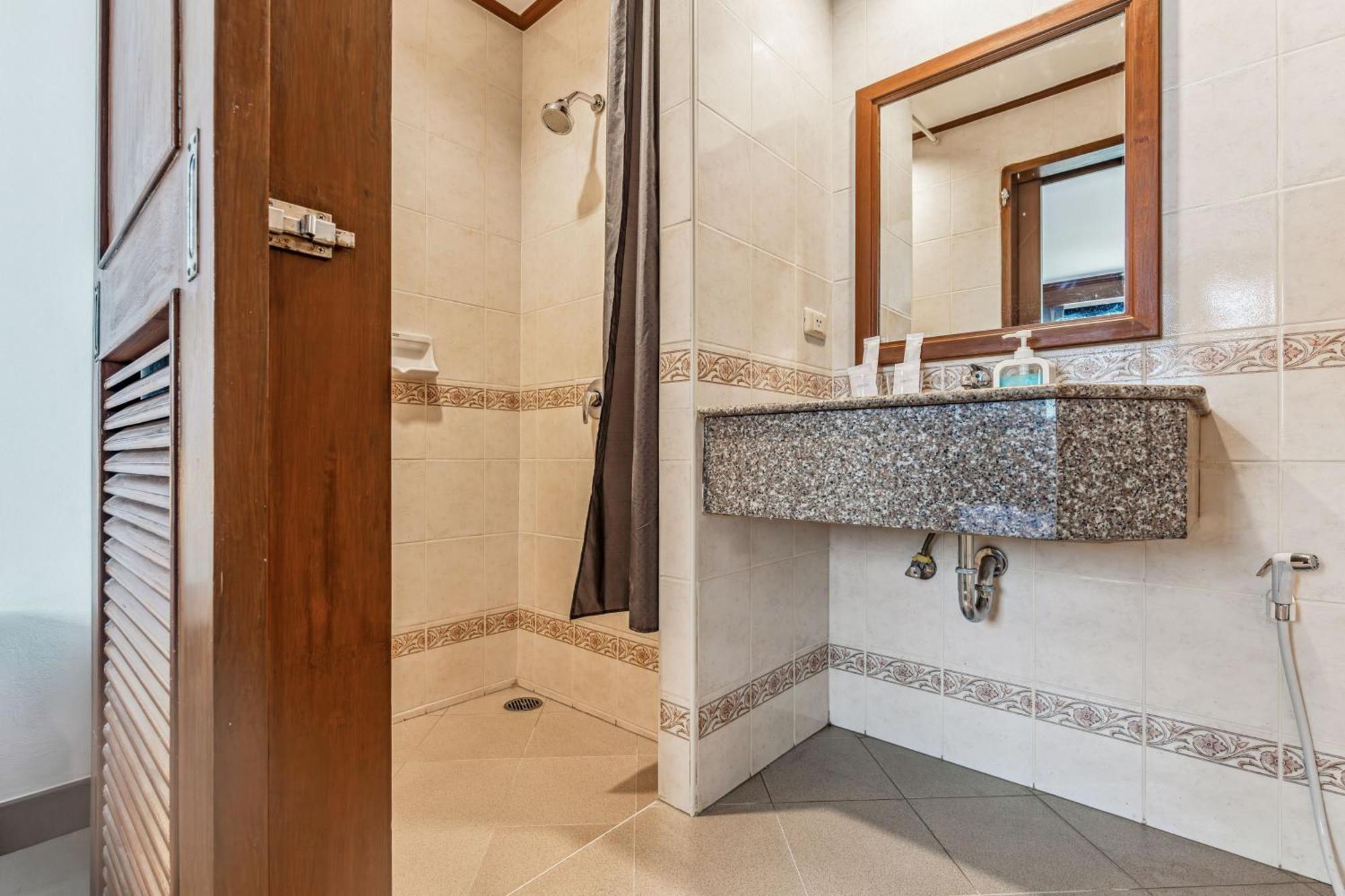 Rattana Beach Hotel Карон Номер фото